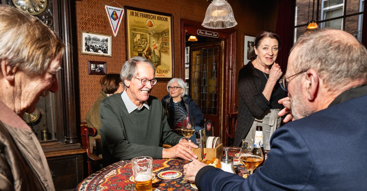 Lambrisering, tafelkleedjes, krulletters: de bruine kroeg dreigde uit te sterven, maar wordt immaterieel erfgoed