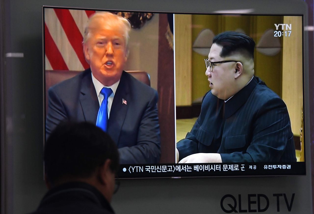 Een televisiezender toont beelden van de Amerikaanse president Trump en de leider Kim Jung-un van Noord-Korea, tijdens de nucleaire top.