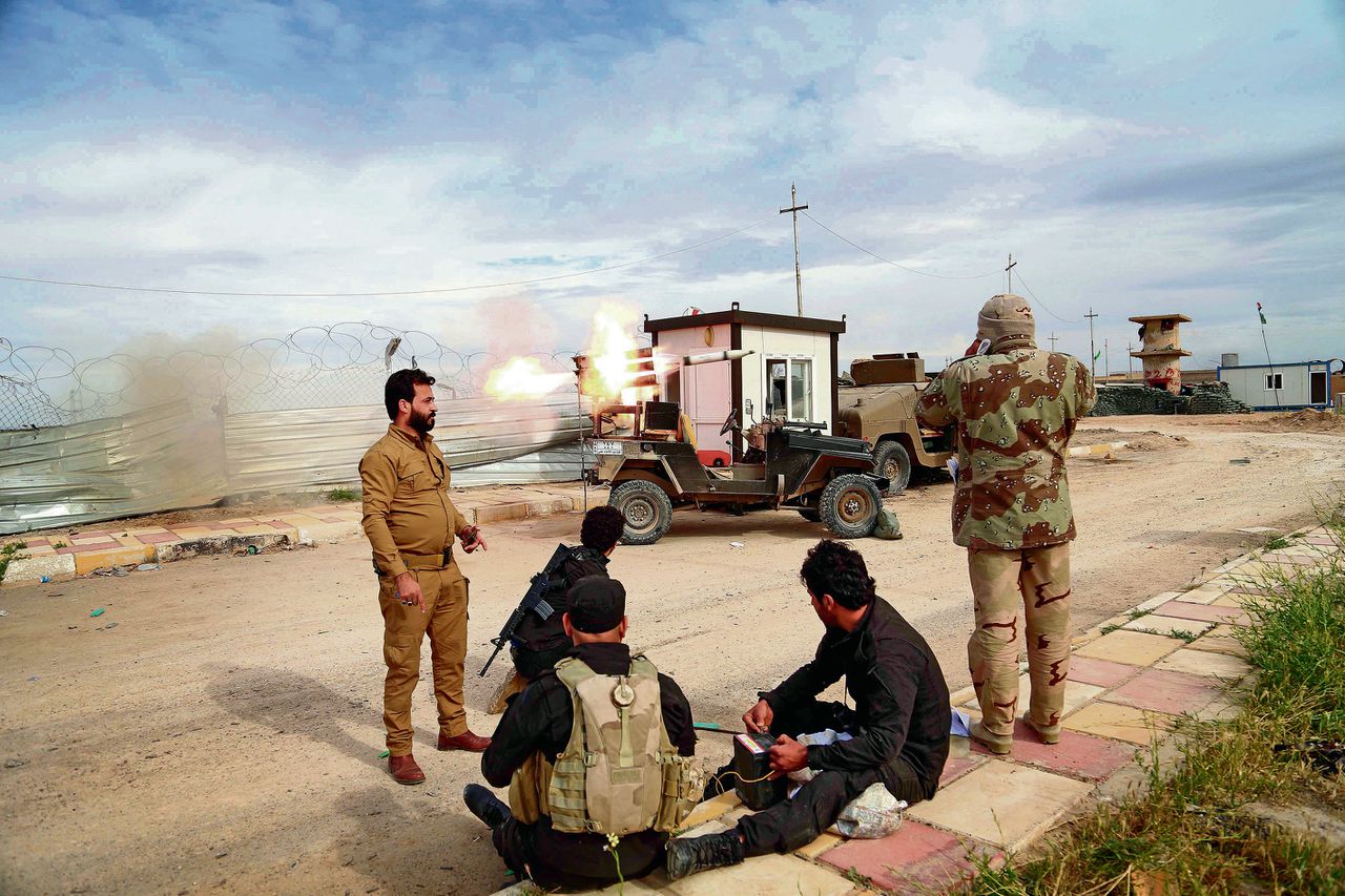 Shi’itische militieleden lanceren raketten op IS-posities in Tikrit.
