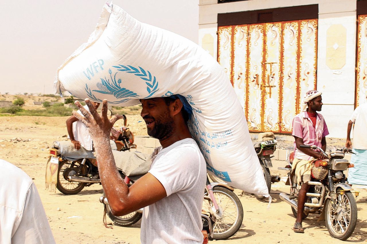 Ontheemde Jemenieten, afkomstig uit het gebied grenzend aan Saoedi-Arabië, worden ondersteund door het Wereldvoedselprogramma van de VN.
