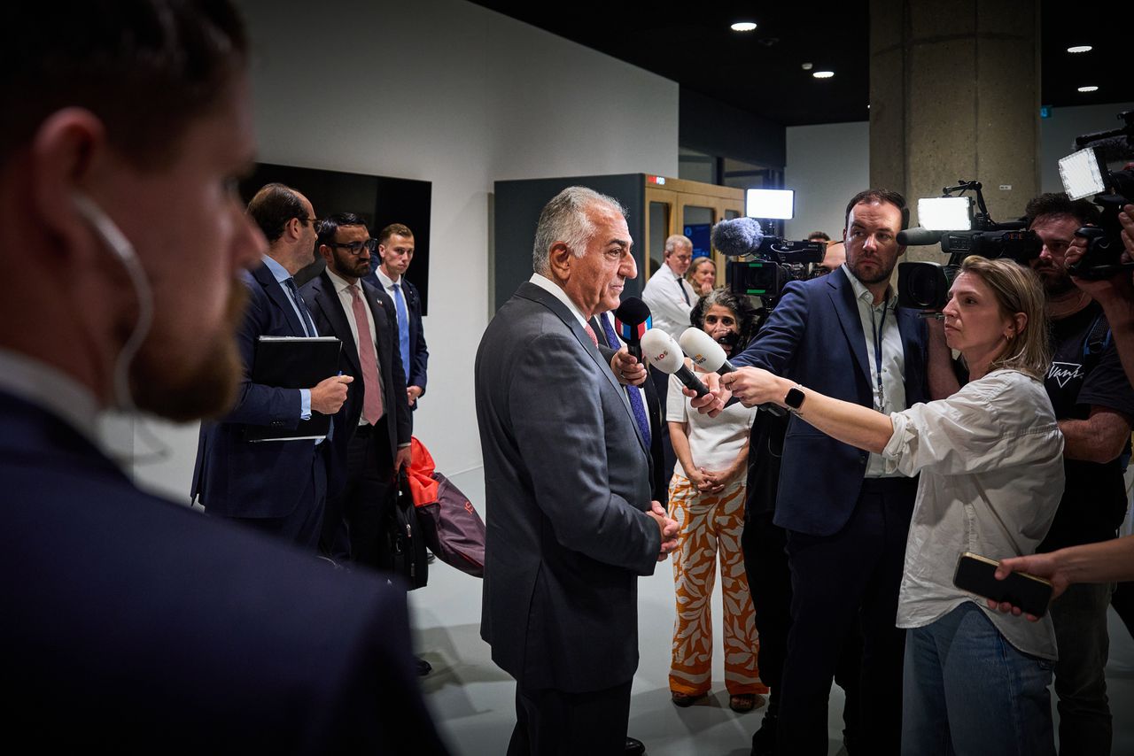 Protests and support greet Reza Pahlavi's heavily secured visit to Dutch parliament
