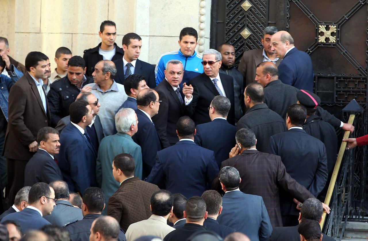 Hisham Barakat (midden met zonnebril) afgelopen maart bij het hooggerechtshof in Kairo.