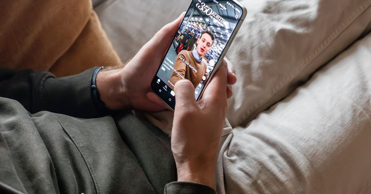 TikTok is verslavend en daardoor schadelijk. Het moet anders, waarschuwt de Europese Commissie