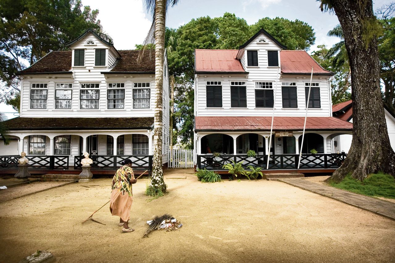 Oude officierswoningen tegenover Fort Zeelandia in Paramaribo.