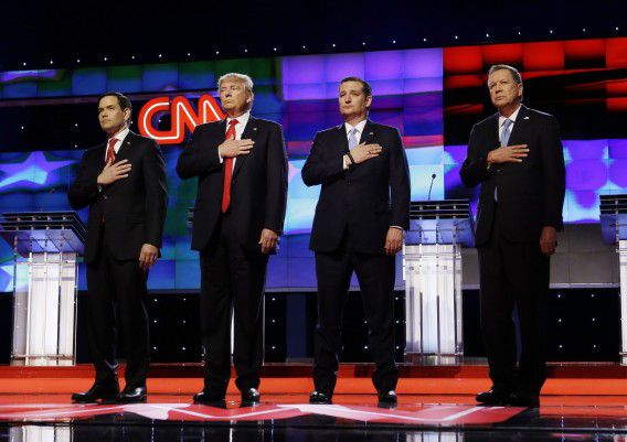 Drie van de vier Republikeinse presidentiële kandidaten Marco Rubio, Donald Trump en Ted Cruz op het debatpodium in Miami.