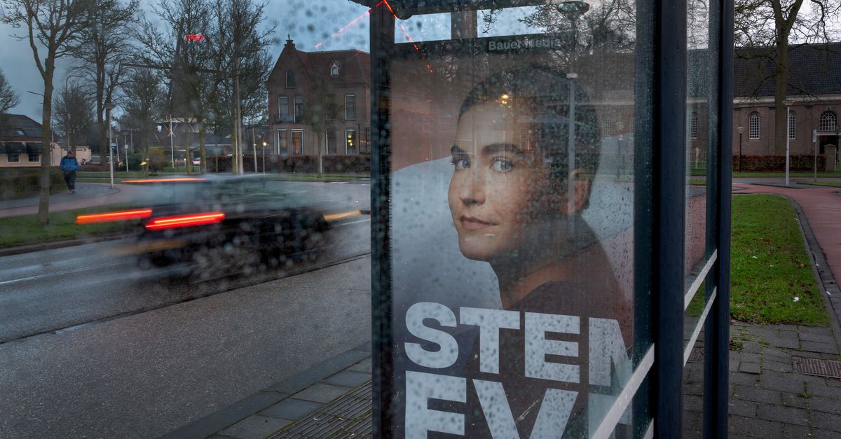 De viskraam in Hoogeveen is ook een politiek café. ‘Iedereen om me heen stemt FVD’