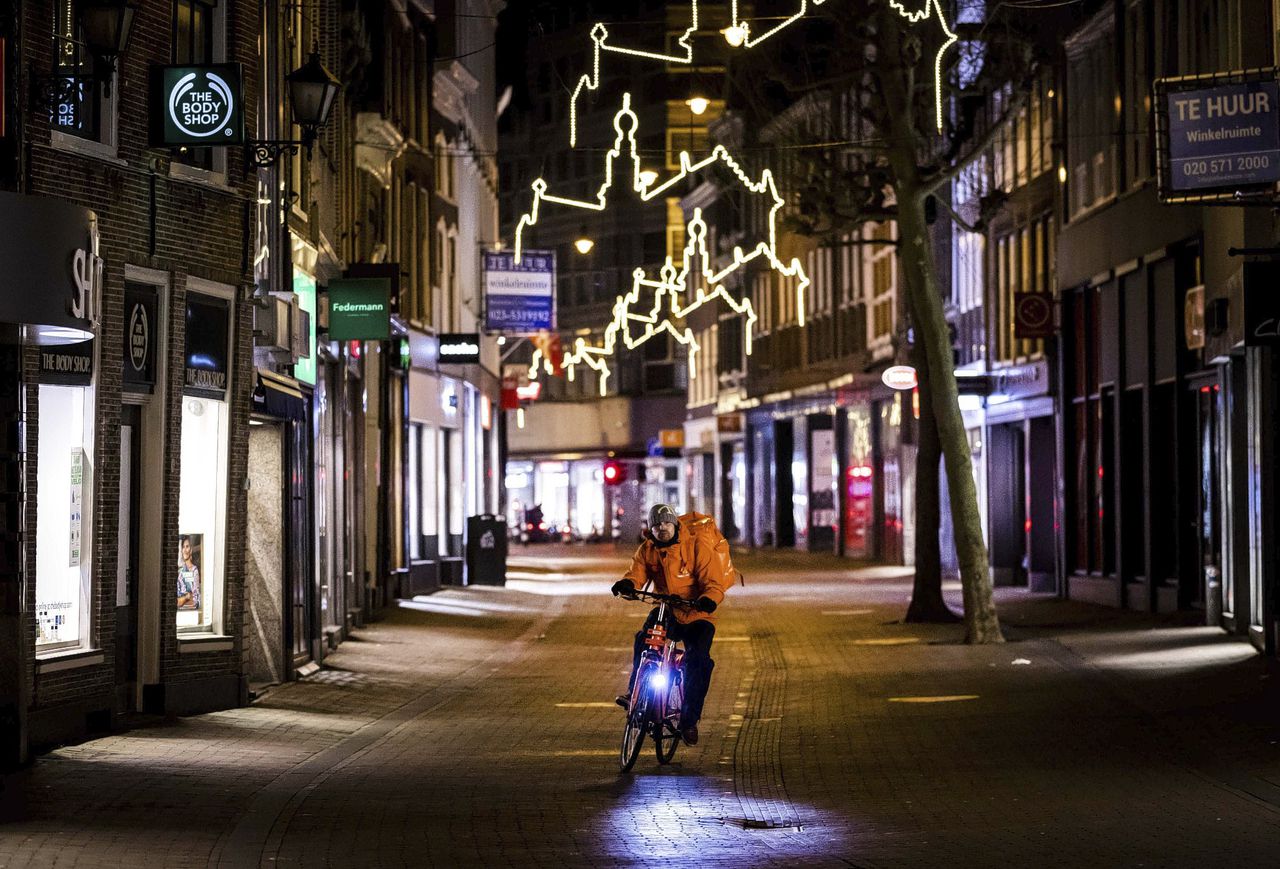 Avondklok: lege straten, aangelijnde honden én geweld en vlammen 