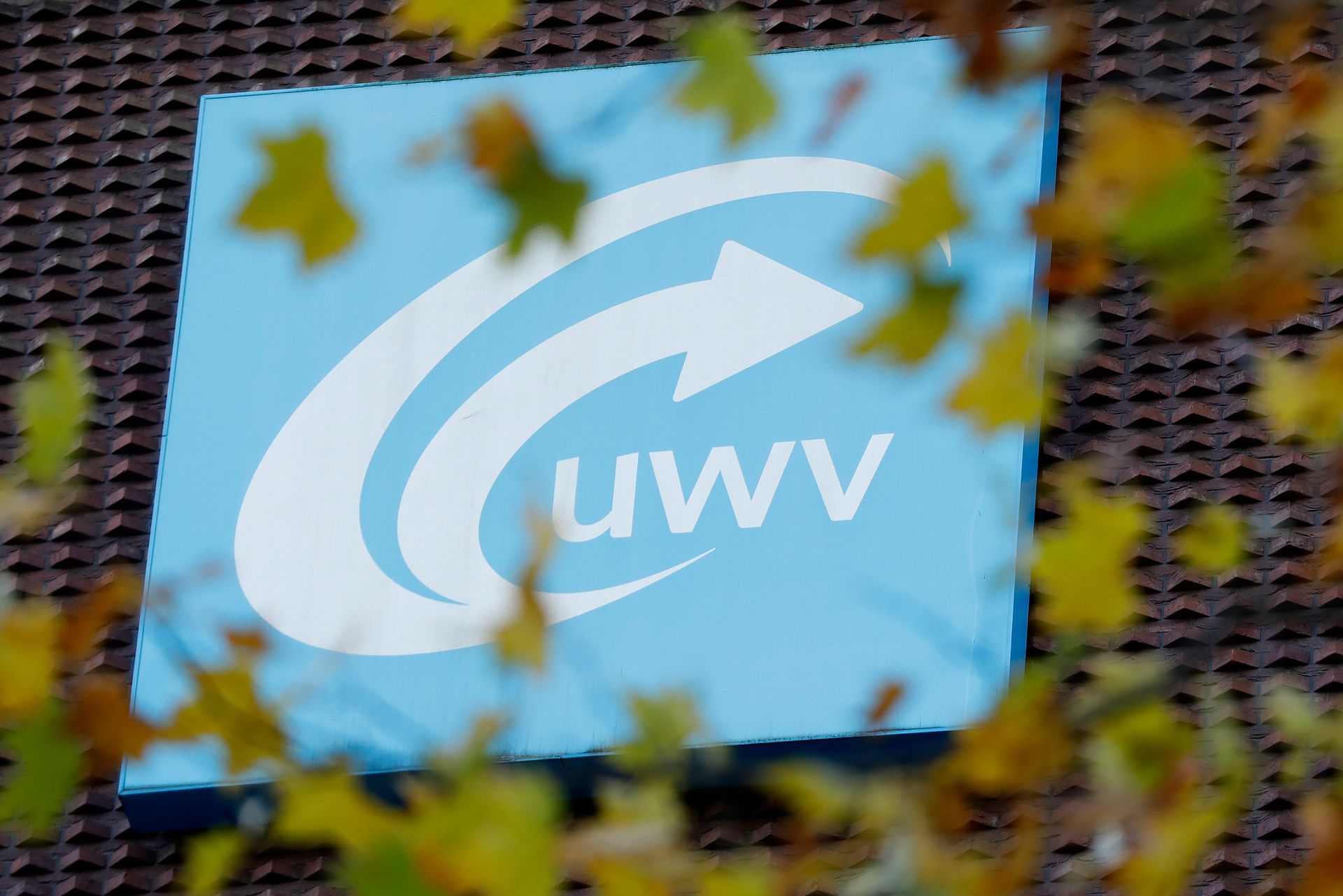 uwv-betaalt-uitkering-aan-mensen-die-niet-zijn-ontslagen-nrc