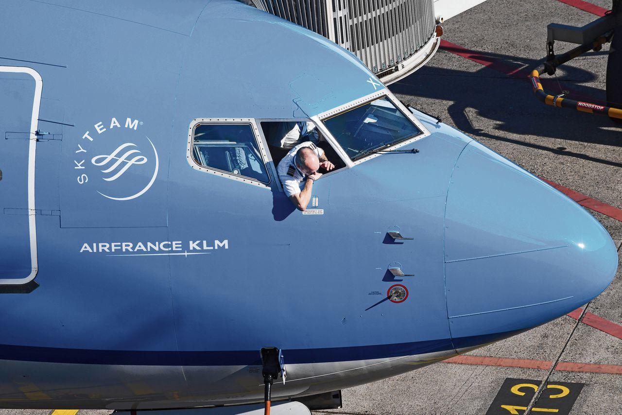 Schiphol, vorig jaar. Bij de bezuinigingsoperatie van KLM zouden alle werknemers vanaf modaal salaris moeten inleveren, waarbij het loonoffer oploopt en de piloten hun salaris het meest zien dalen.
