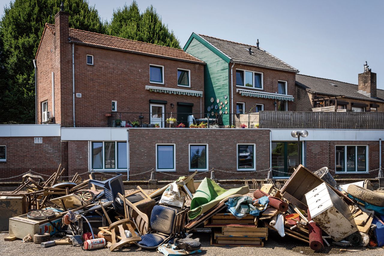 Huisraad staat op de stoep, bij opruimwerkzaamheden in het centrum van Valkenburg aan de Geul.