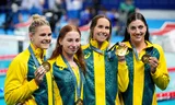 Shayna Jack, Mollie O’Callaghan, Emma Mckeon en Meg Harris (v.l.n.r) wonnen goud op de 4x100 m vrije slag op de Olympische Spelen in Parijs.