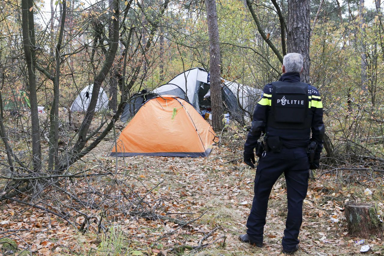 De politie Oost-Brabant ontdekte vrijdagmiddag een tentenkamp met 38 migranten, onder wie tien kinderen, in een bos vlakbij de Belgische grens.