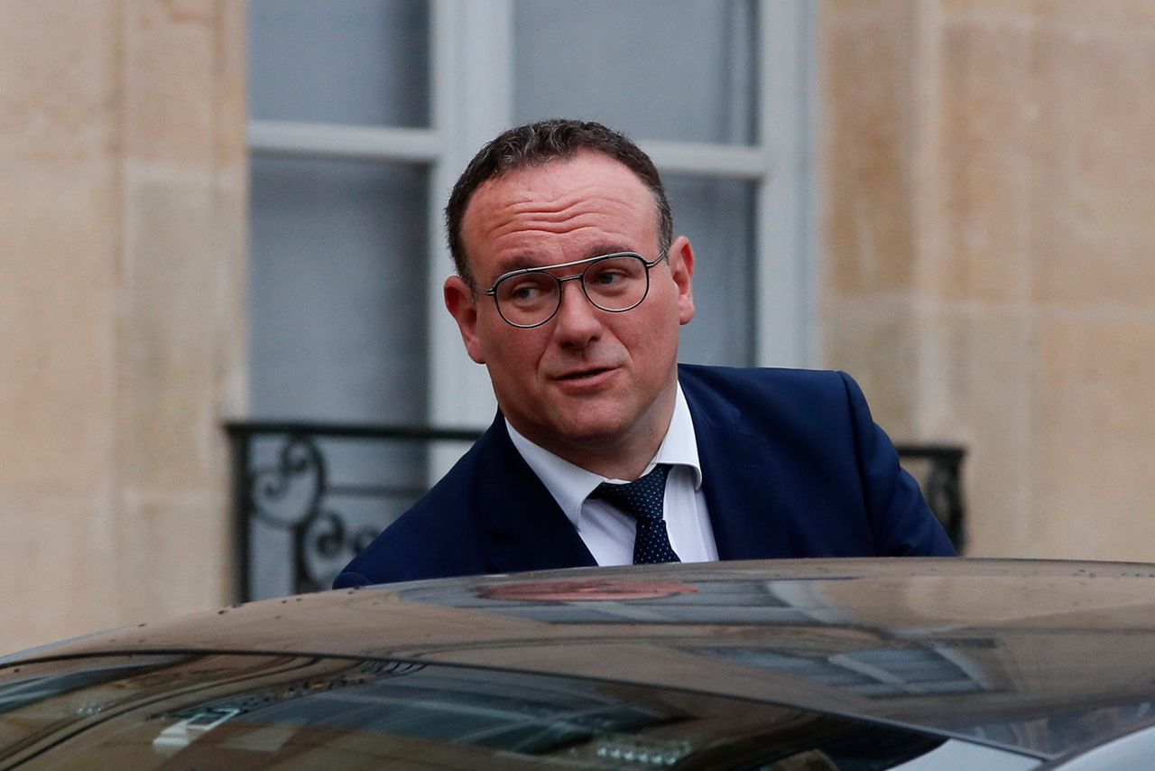 De nieuwe Franse minister Damien Abad (Solidariteit, Autonomie en Gehandicapten) verlaat maandag het Elysée-paleis na de eerste kabinetsvergadering sinds de herverkiezing van de Franse president Emmanuel Macron.