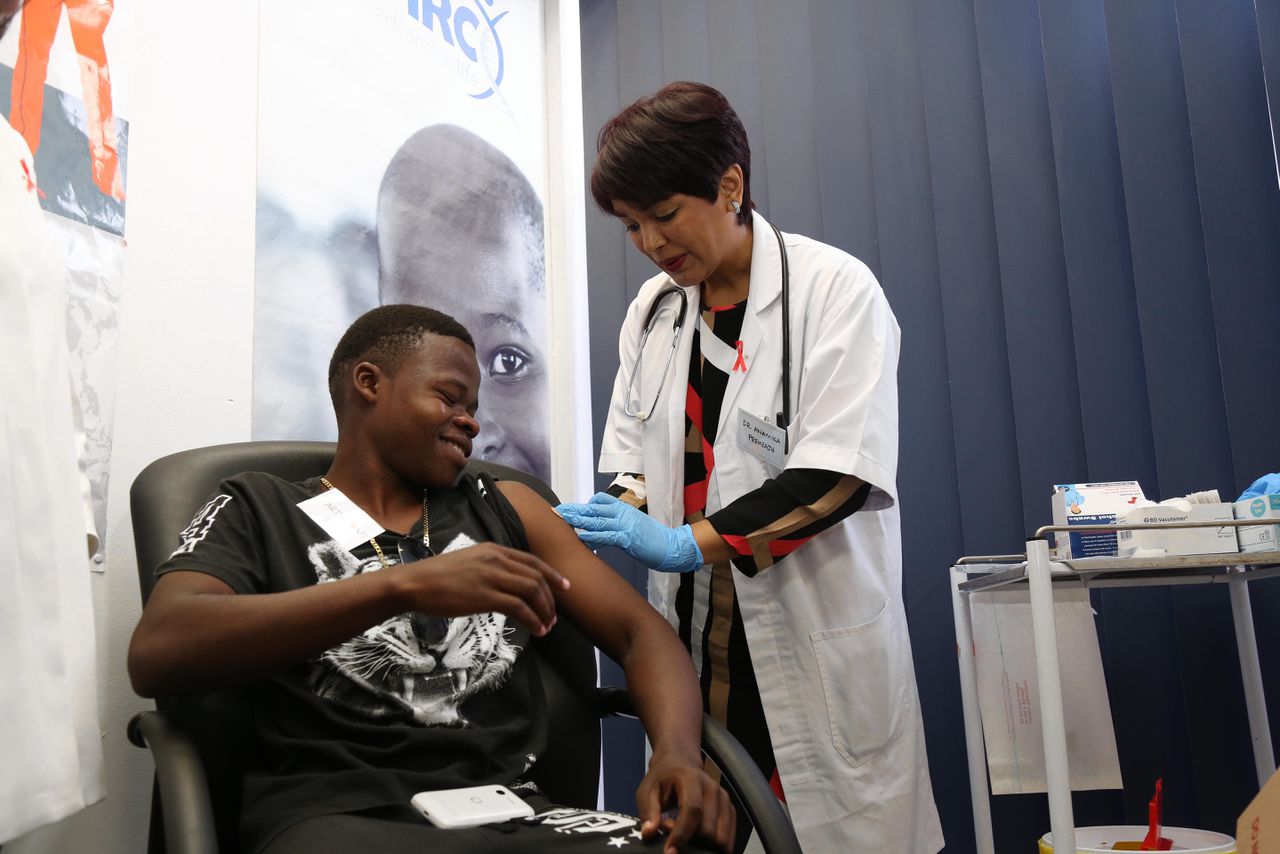 Een Zuid-Afrikaanse proefpersoon krijgt in 2016 een testvaccin tegen hiv.