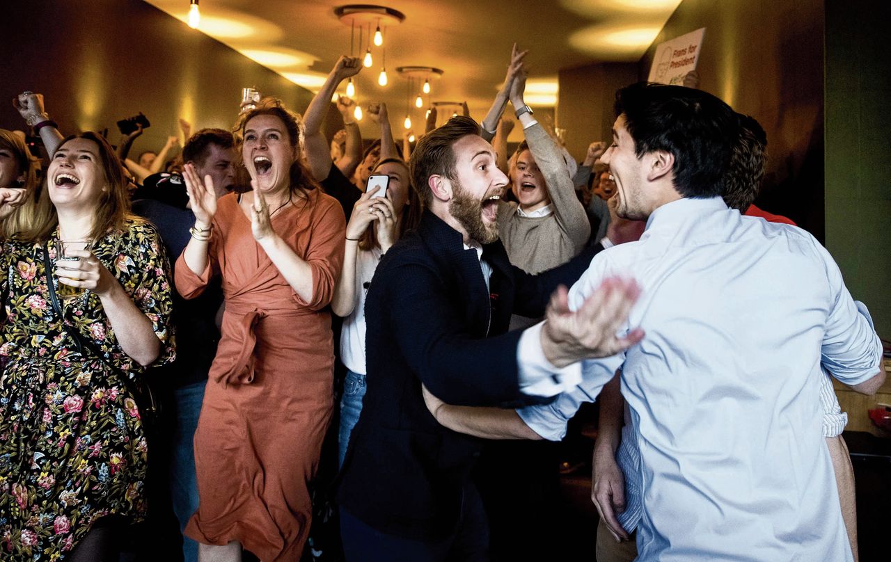 Grote vreugde in het Haagse café Millers als leden van de Partij van de Arbeid (PvdA) de exitpolls zien.
