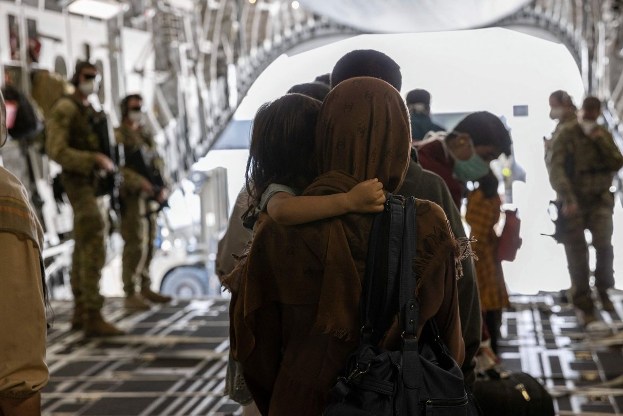 Evacués die via Dubai uit Afghanistan zijn gehaald.