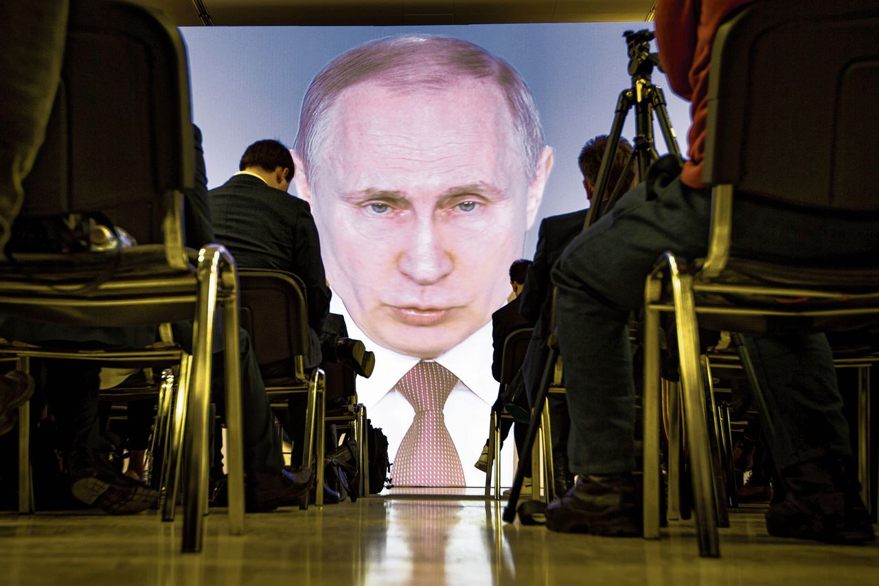 Journalisten kijken naar de jaarlijkse toespraak van president Poetin voor het parlement, donderdag in Moskou.
