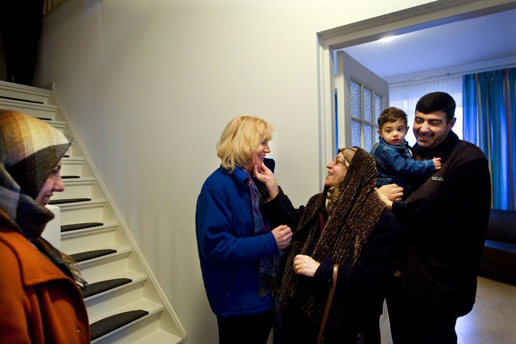 Een Irakese familie in hun nieuwe woning bedankt een medewerker van het COA.