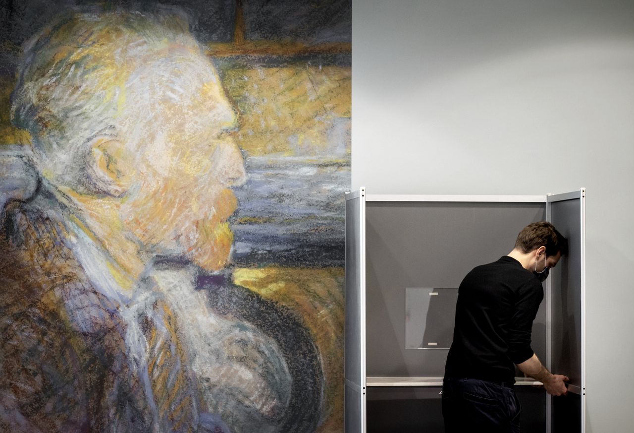 Kiesbureau in het Amsterdamse Van Gogh Museum: op 16 maart zijn de Gemeenteraadsverkiezingen.