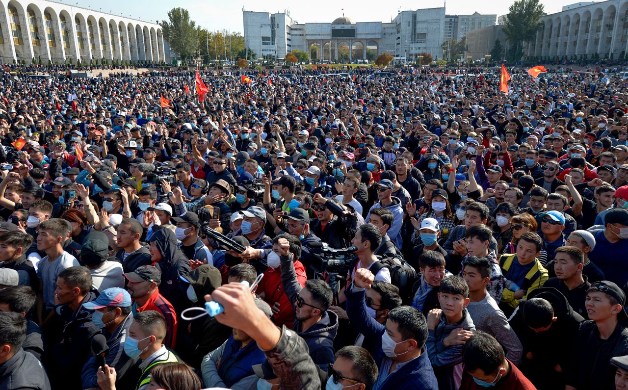 Duizenden trokken naar het centrale plein van hoofdstad Bisjkek.