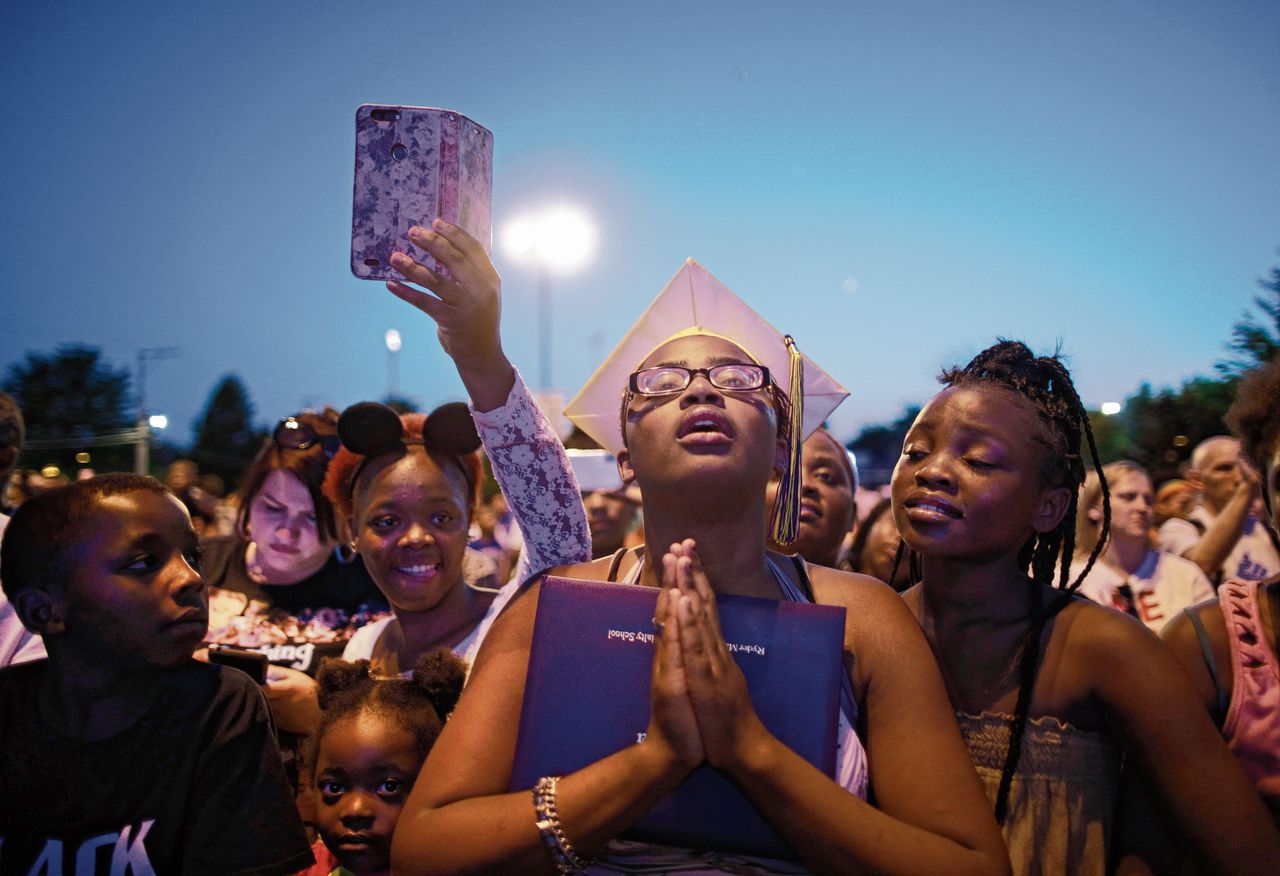 Boven: ‘Einde van het Schooljaar Vredesmars en Demonstratie’ op 15 juni in Chicago. Onder: een van de herdenkingsplekken aan de Las Vegas Strip voor de slachtoffers van de schietpartij in 2017.