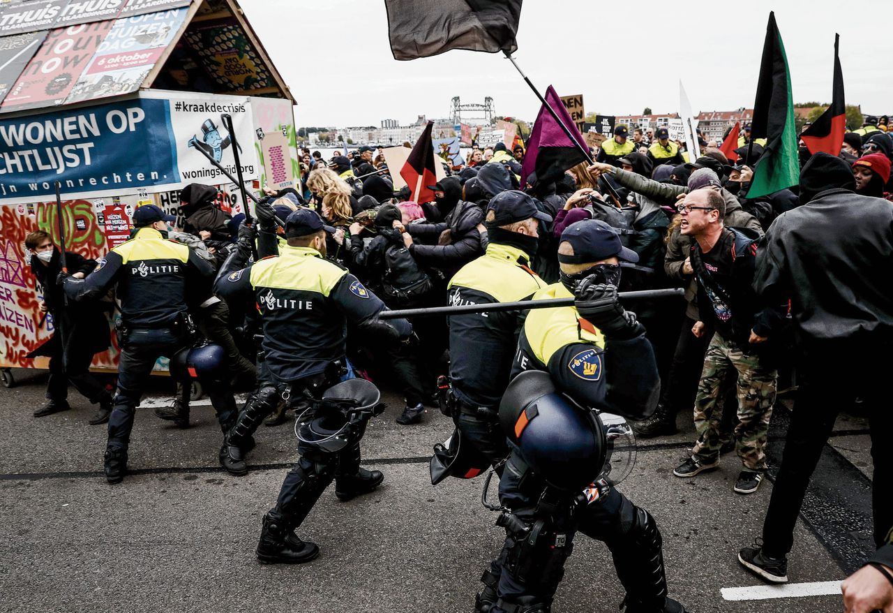 De politie grijpt in tijdens het woonprotest in Rotterdam.