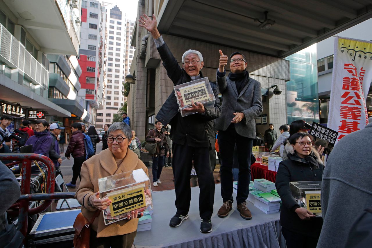 Kardinaal Joseph Zen (links) en Margaret Ng staan met donatieboxen op een podium tijdens het jaarlijkse nieuwjaarsprotest in Hongkong, op 1 januari 2019.