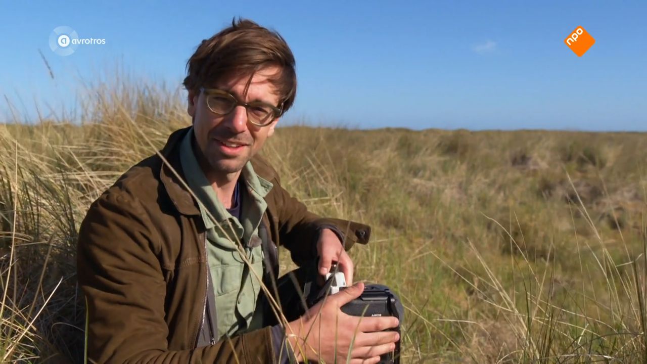 Ruben Terlou op jacht naar eilandvogels in 'Opium op Oerol'.