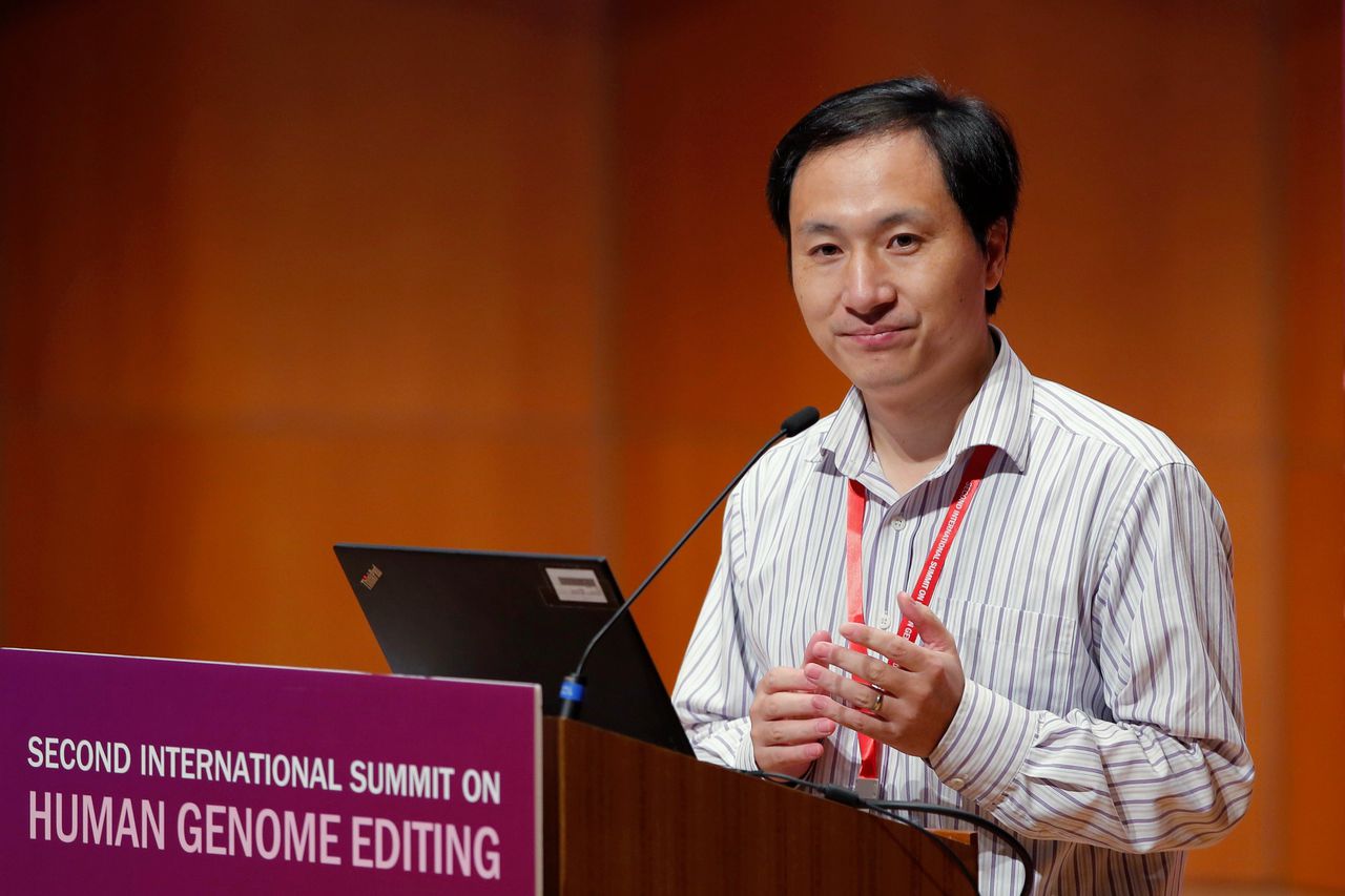 Jiankui He spreekt tijdens een conferentie in Hongkong over zijn experiment, november 2018.