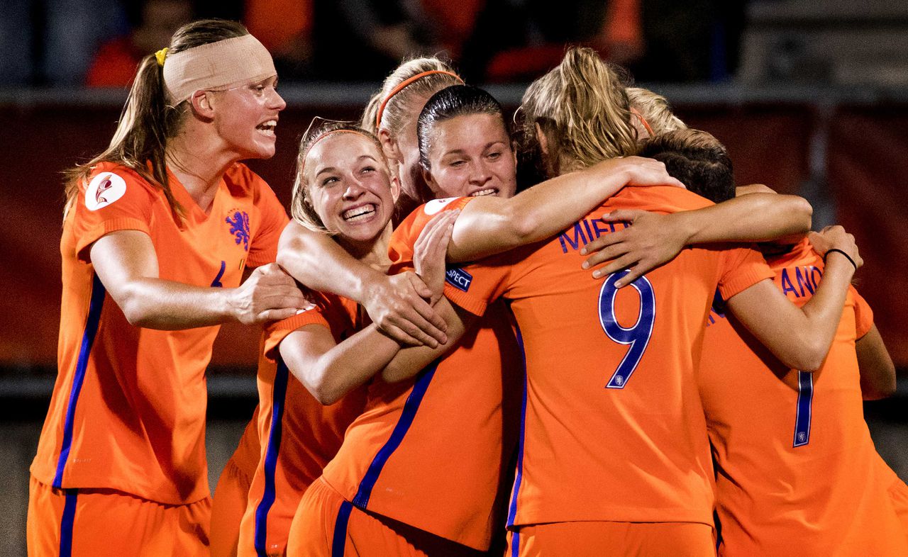 Lieke Martens van het Nederlands elftal viert haar 1-2 met haar ploeggenoten tijdens de wedstrijd Belgie - Nederland op het WEURO2017, het EK voetbal vrouwen.