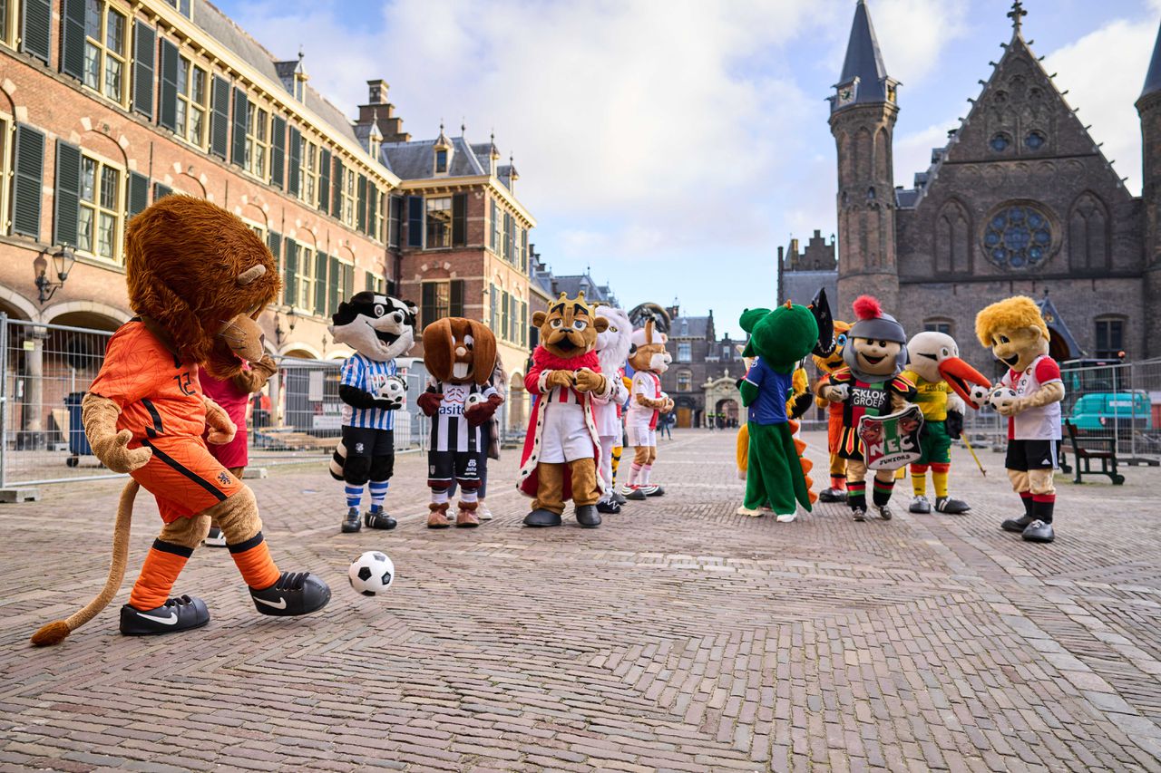 Mascottes van voetbalclubs protesteren 