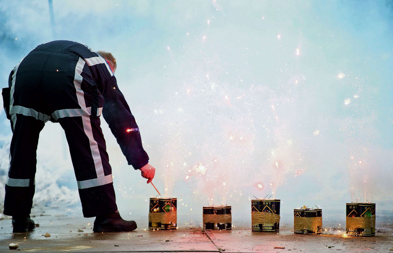 De VROM-Inspectie demonstreert jaarlijks in Rotterdam voor de pers een aantal veel voorkomende soorten illegaal vuurwerk.