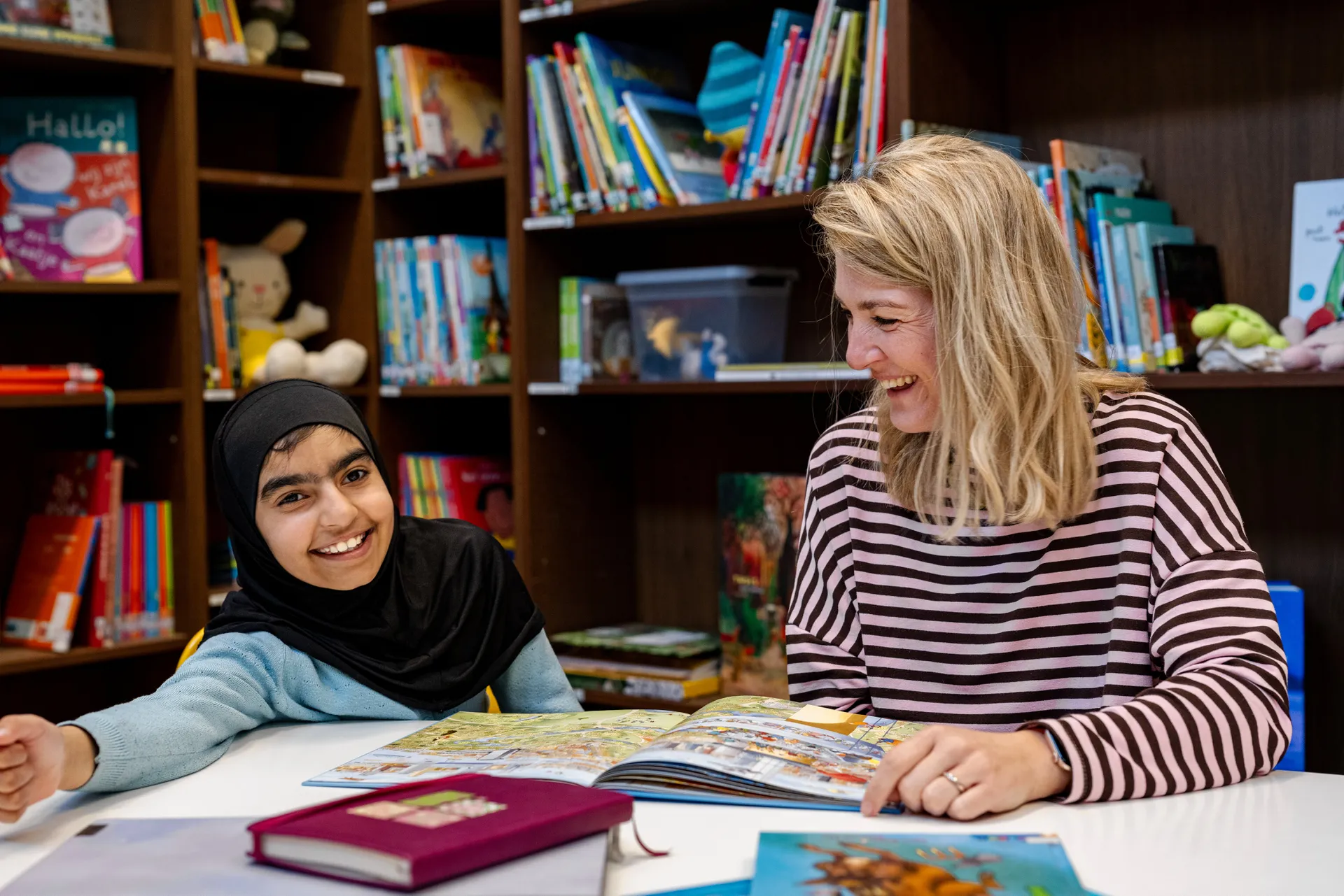 Barthe van Horik helpt kinderen die lezen lastig vinden. ‘Met voorlezen ...