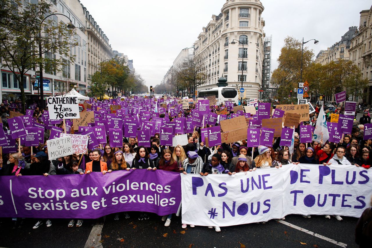 Demonstranten in Parijs houden paarse borden vast met daarop de namen van vrouwen die dit jaar door huiselijk geweld zijn omgekomen.