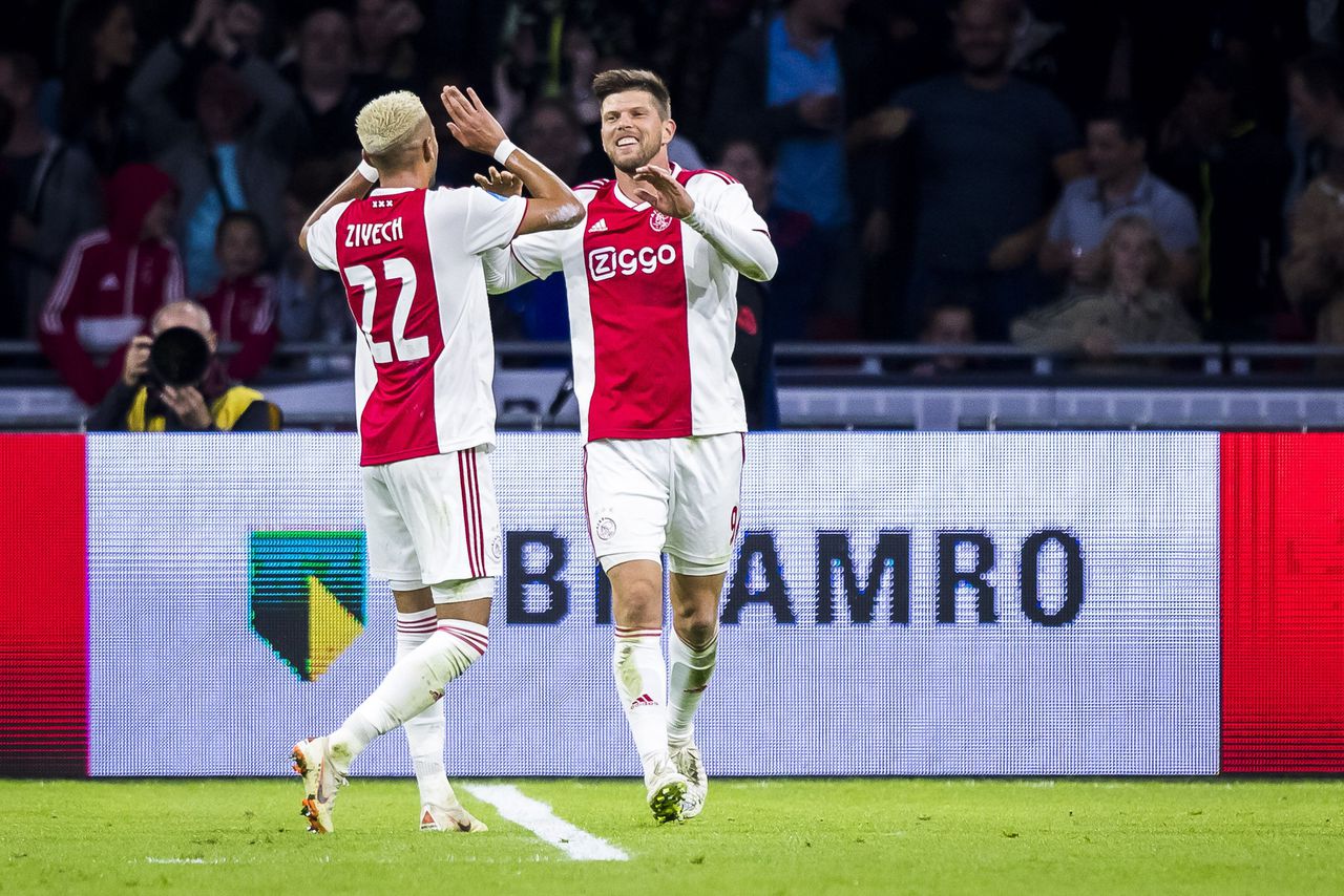 Hakim Ziyech en Klaas-Jan Huntelaar juichen bij de 2-0.