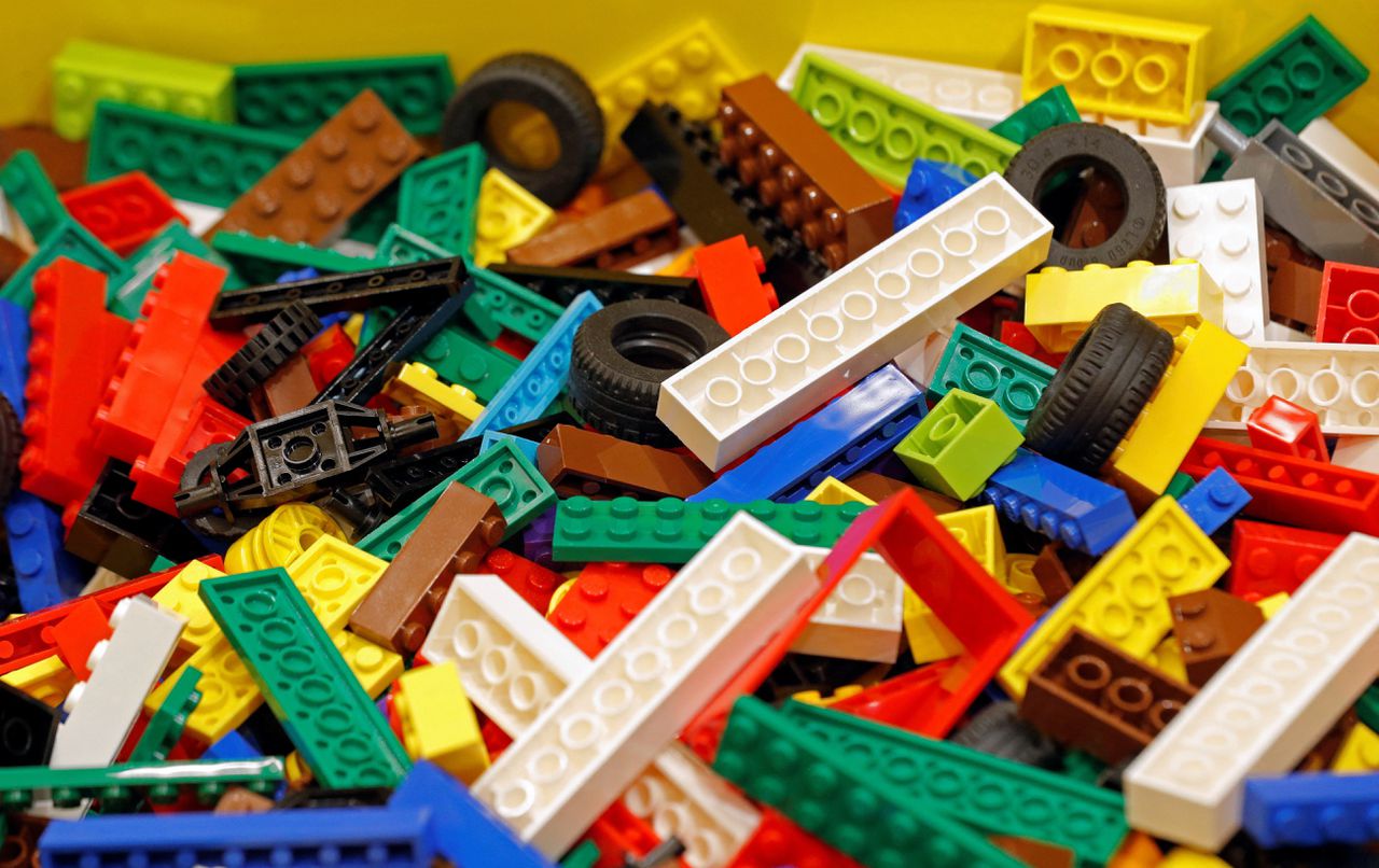 Lego neemt nog even geen afscheid van aardolie in het populaire speelgoedblokje  