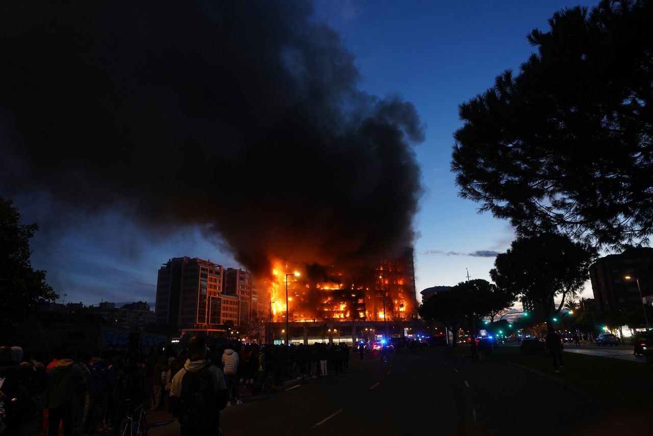 Mogelijk mensen vast in brandend flatgebouw in Valencia 