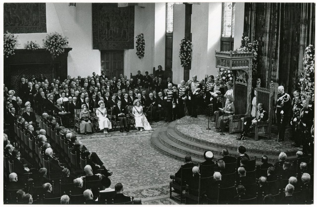 Koningin Juliana spreekt de Troonrede uit in 1966.