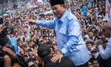 Kandidat presiden kontroversial dan Menteri Pertahanan saat ini, Prabowo Subianto, berpartisipasi dalam rapat umum kampanye Sabtu lalu di Stadion Kelora Bung Karno di Jakarta.