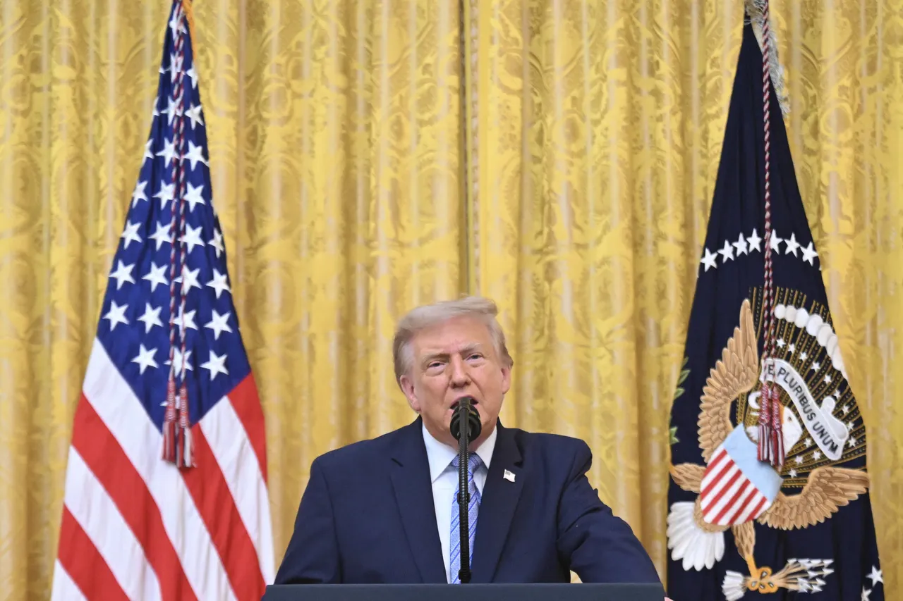 De Amerikaanse president Donald Trump spreekt het land toe vanuit The East Room van het Witte Huis.