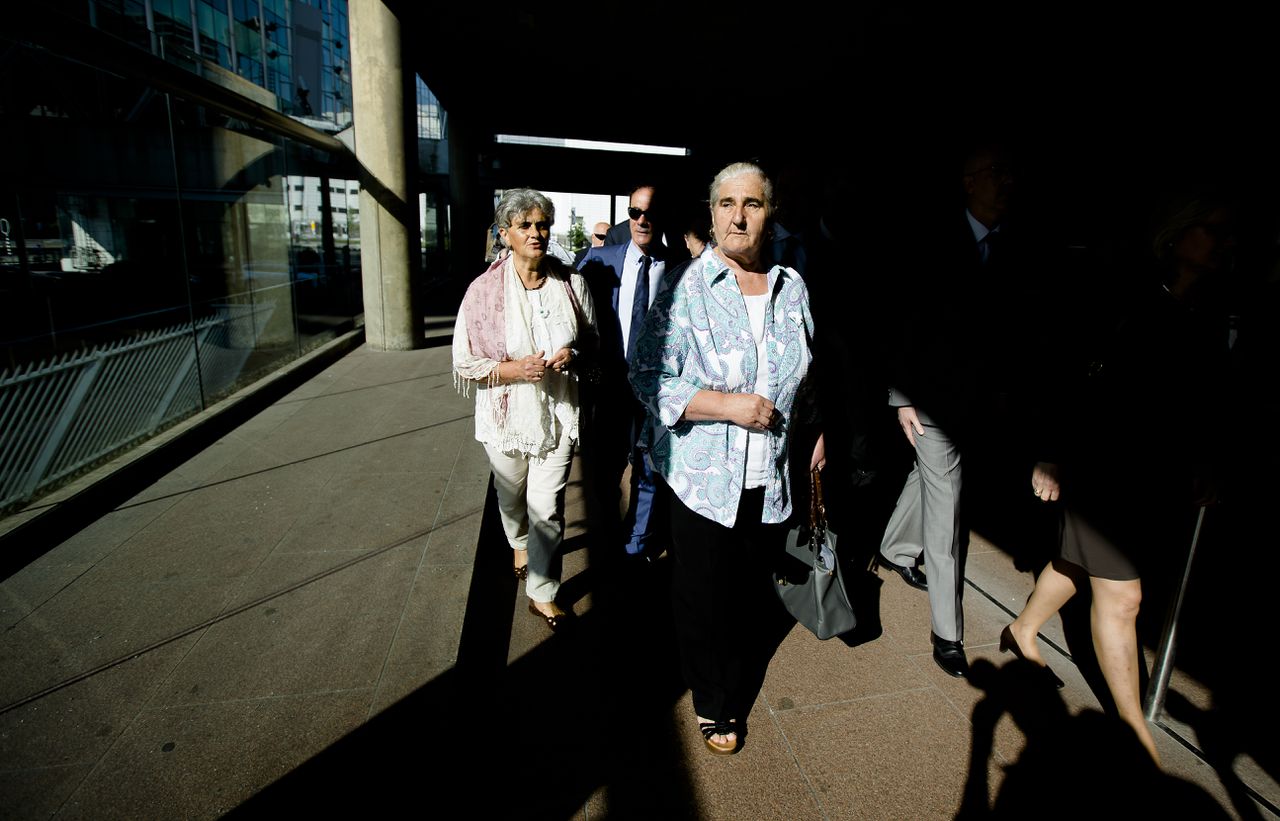 De moeders van Srebrenica, nabestaanden van de omgekomen mannen, arriveerden vanochtend bij de rechtbank in Den Haag voor de uitspraak.