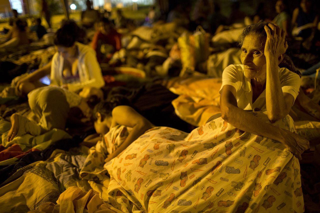 Mensen wachten buiten de noodopvang in de Ecuadoraanse stad Portoviejo,