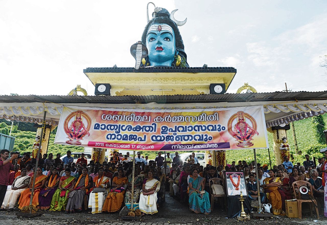 Gelovigen en activisten protesteren tegen de beslissing van het Hooggerechtshof om de de Sabarimala tempel te openen voor vrouwen.