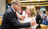 Henk Krol (50Plus) feliciteert Pia Dijkstra (D66) nadat de donorwet is aangenomen.