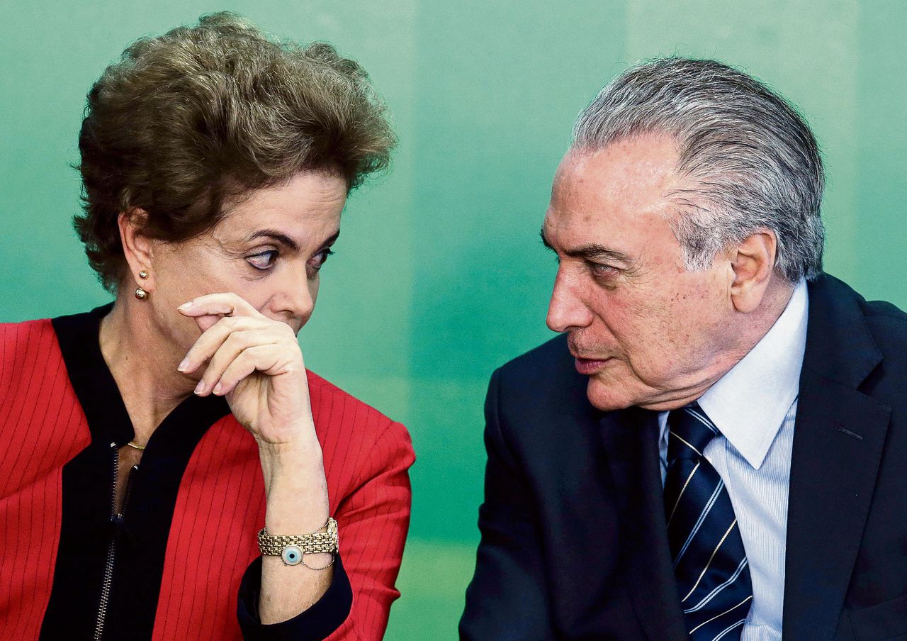 Dilma Rousseff in gesprek met haar voormalig vicepresident Michel Temer, die haar donderdag opvolgde.