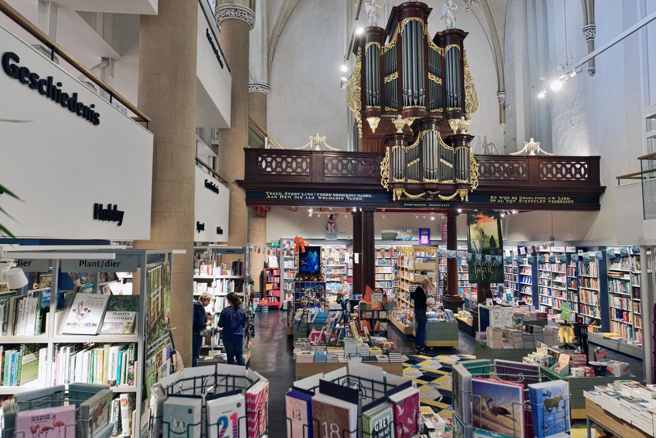 Boekhandel Waanders In De Broeren in Zwolle zit in een voormalige kerk die verbouwd is tot boekhandel met lunchroom.