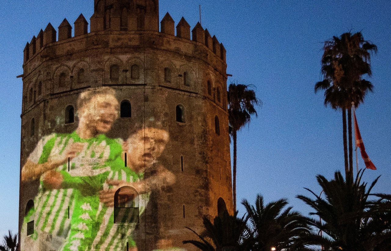 De gouden toren in Sevilla met een projectie van spelers van Real Betis, ter ere van de hervatting van La Liga.