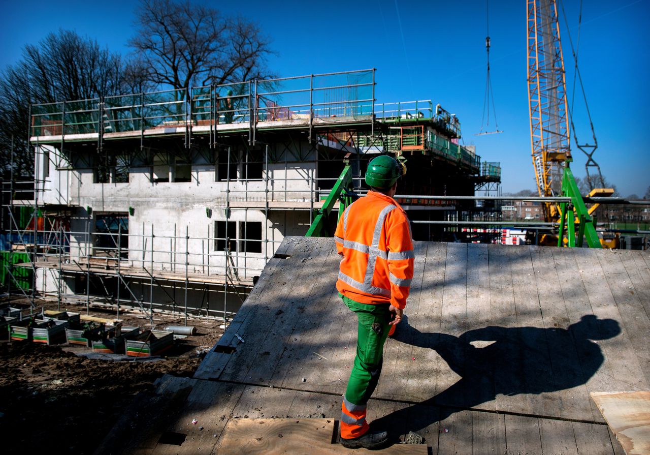 Een bouwvakker aan het werk op een bouwplaats in Utrecht. Archiefbeeld.