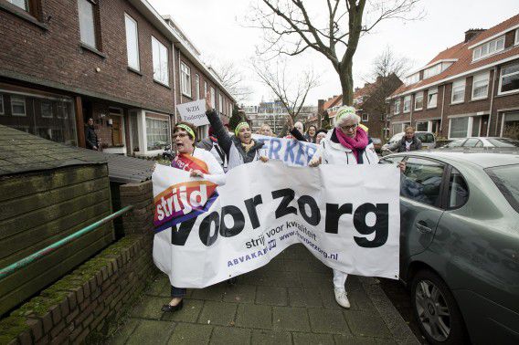 Medewerkers van een zorginstelling in Den Haag bij een demonstratie begin januari.