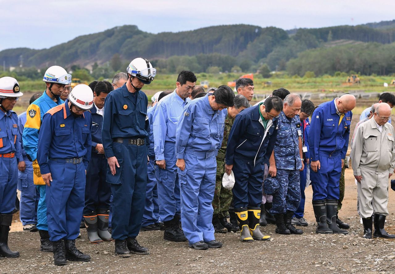 Premier Abe bezoekt Atsuma, waar de meeste slachtoffers vielen.